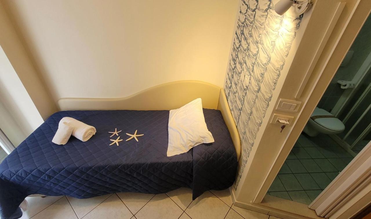 Hotel Adigrat Риччоне Экстерьер фото