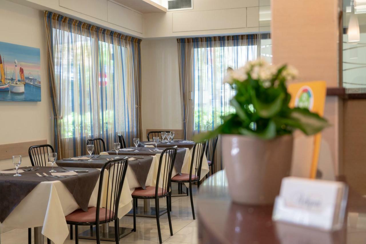 Hotel Adigrat Риччоне Экстерьер фото